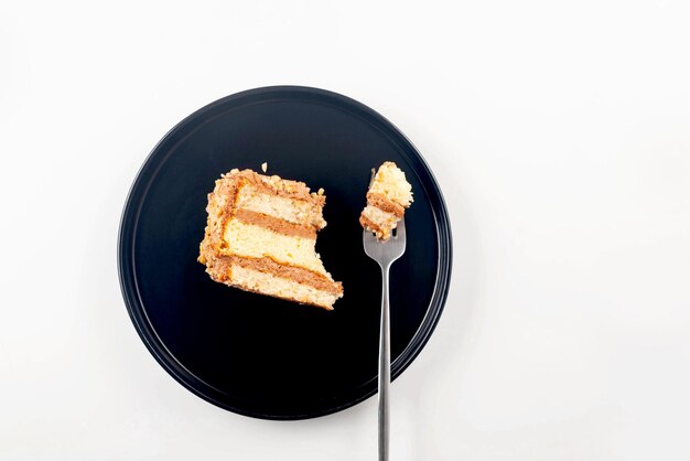 Kawałek tortu na talerzu